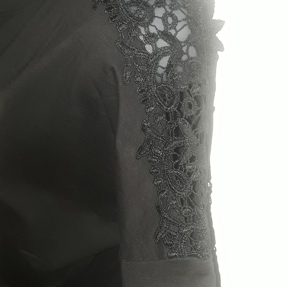Black top with 3D embellishment - Picture 7 of 8